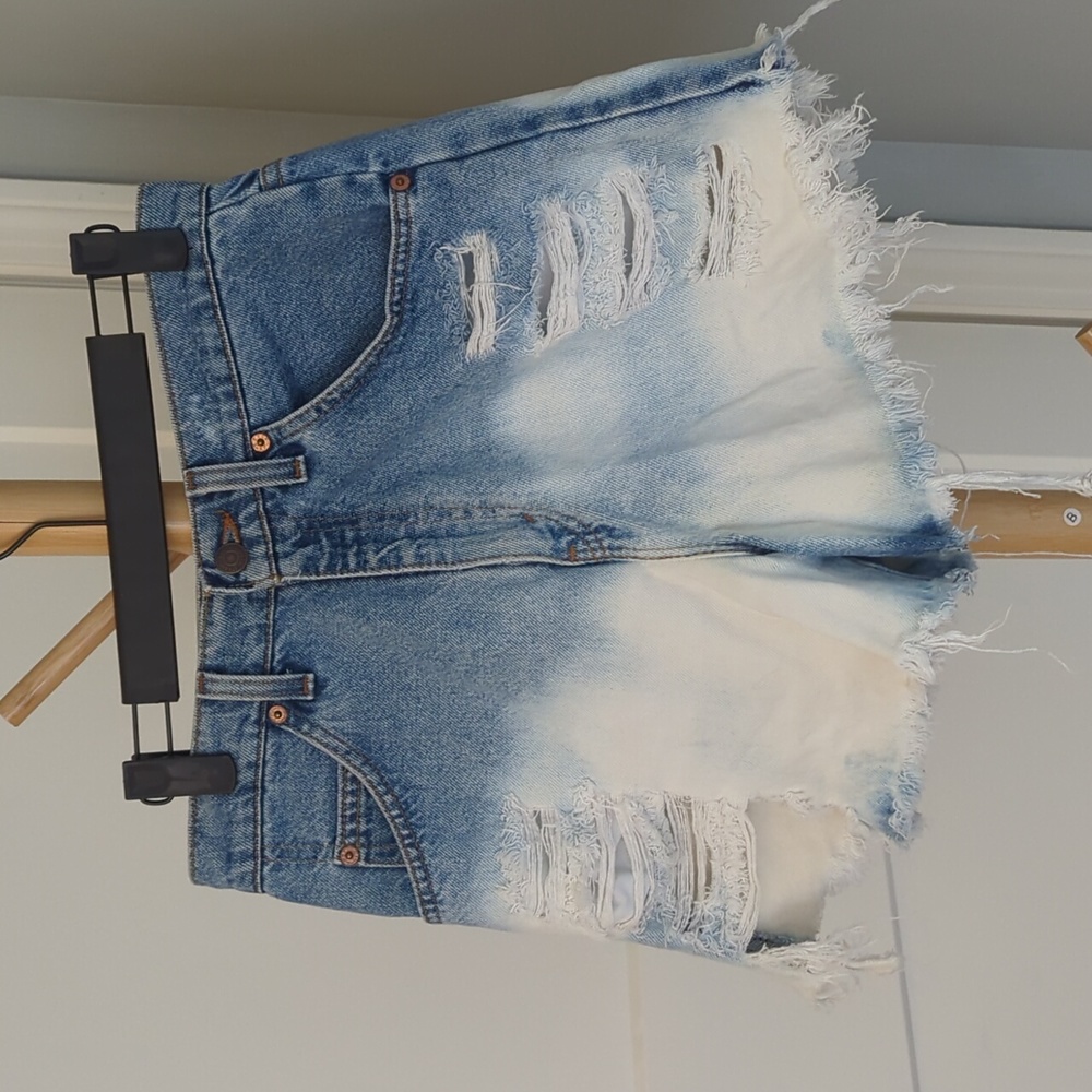 Levi Regular Fit Heavy Distressed Bleached Shorts